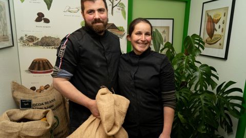 Michaël Borelly et Florence Merlet sont littéralement tombés amoureux du cacao. © A.Valois